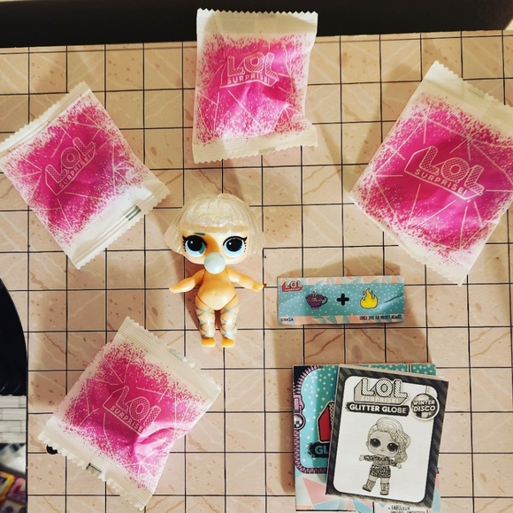 MGA LOL Surprise Dolls Winter Disco Series On Poine - Picture 2 of 4